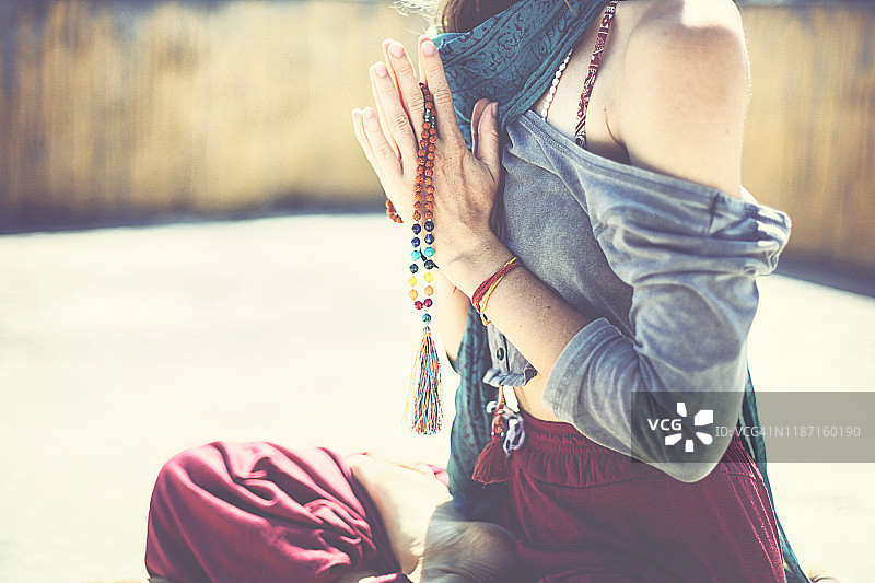 年轻女人在印度阳光下练习瑜伽和冥想图片素材