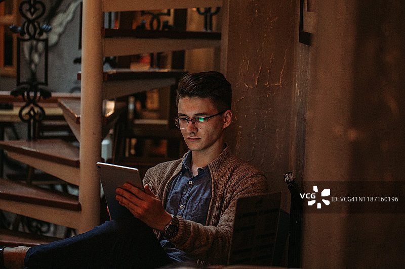 年轻商人查看股市图片素材