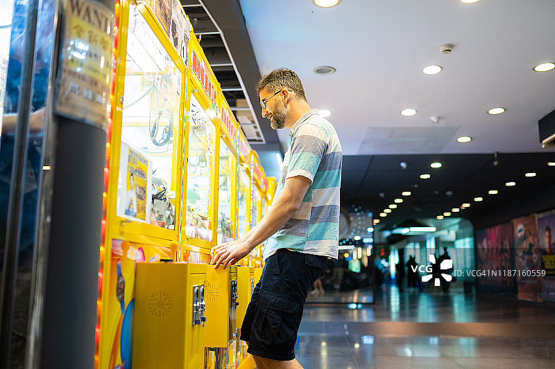 抓住机会玩街机抓娃娃机图片素材