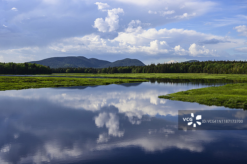 美国沙漠山岛巴斯港湿地反射的云彩图片素材