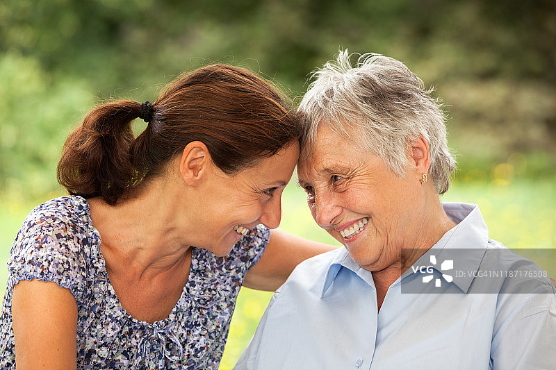 年长的女人和护理人员在花园里图片素材