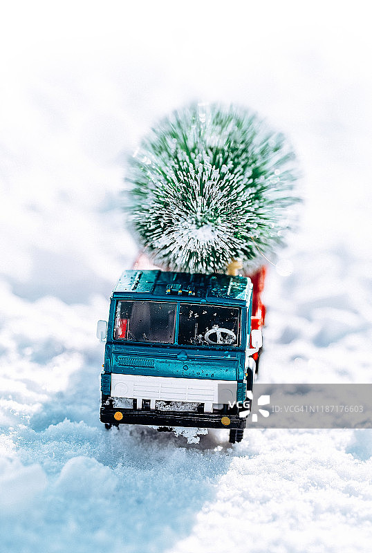 雪堆背景上的圣诞树玩具卡车图片素材