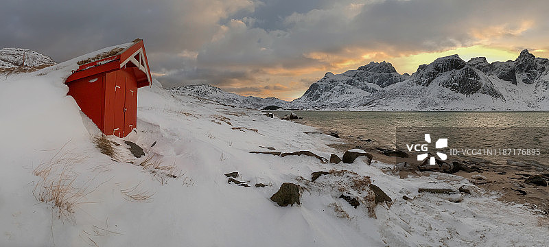 挪威罗弗敦群岛冬季日落美景：雪滩红屋的田园风光图片素材