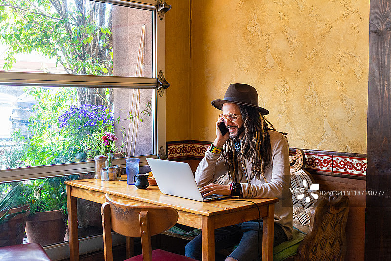 男性自由职业者工作图片素材