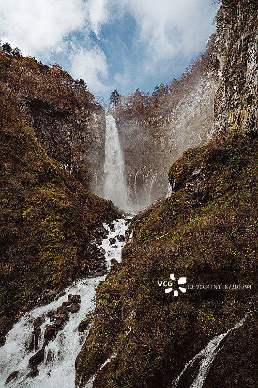 日本日光国家公园中禅寺湖的华严瀑布秋景图片素材