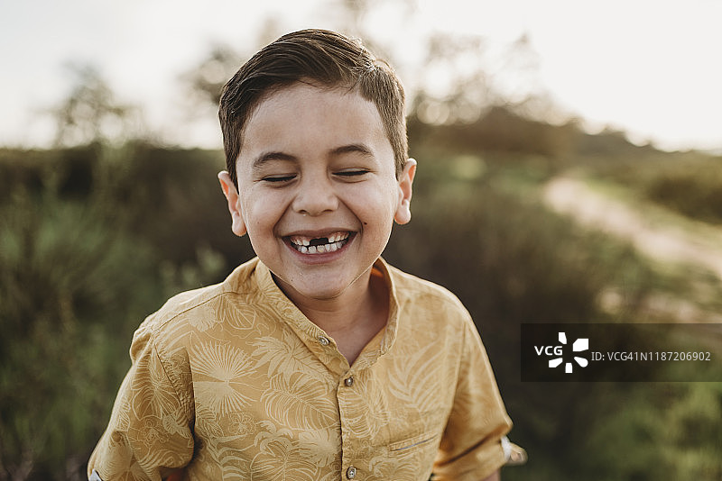 闭眼掉了两颗门牙的学龄男孩图片素材
