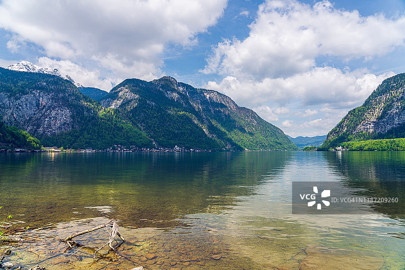 哈尔施塔特湖和周围群山图片素材