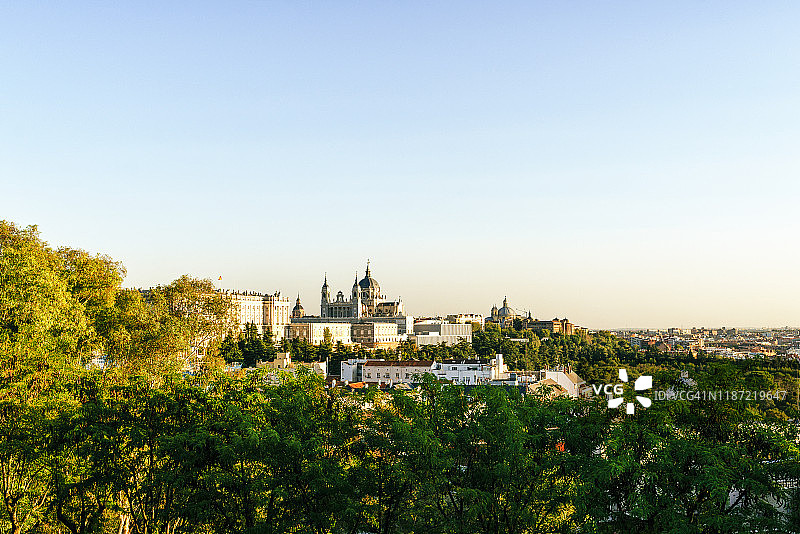 马德里阿尔穆德纳大教堂的景色图片素材