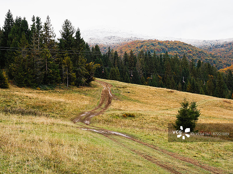 山谷中的泥泞道路图片素材