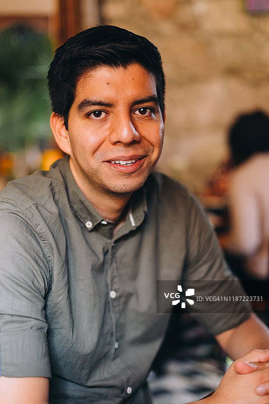 墨西哥莫雷利亚，三十多岁的墨西哥男子肖像图片素材