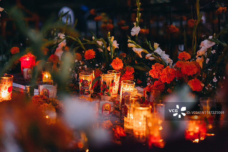 亡灵节：墨西哥津聪灿墓地装饰华丽的坟墓图片素材