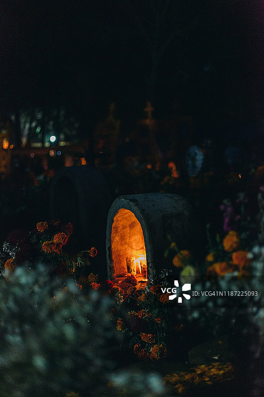 亡灵节：墨西哥津聪灿墓地装饰华丽的坟墓图片素材