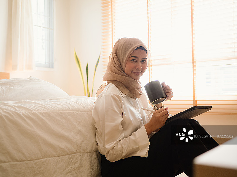 在家中使用平板电脑的穆斯林女商人图片素材