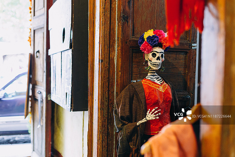 在墨西哥帕茨夸罗的门入口处，卡拉维拉·卡特里娜是亡灵节的传统象征图片素材