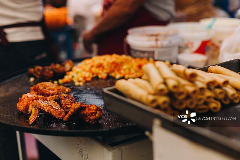 墨西哥卡普拉亡灵节集市上的香辣炸鸡腿图片素材