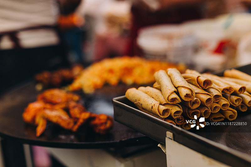 在墨西哥卡普拉市场摊位上出售的墨西哥炸玉米卷图片素材