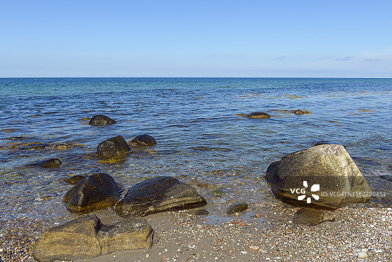 夏季卵石滩海景，位于丹麦西兰岛图片素材