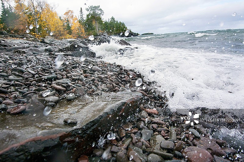 海浪冲击苏必利尔湖岩石滩图片素材