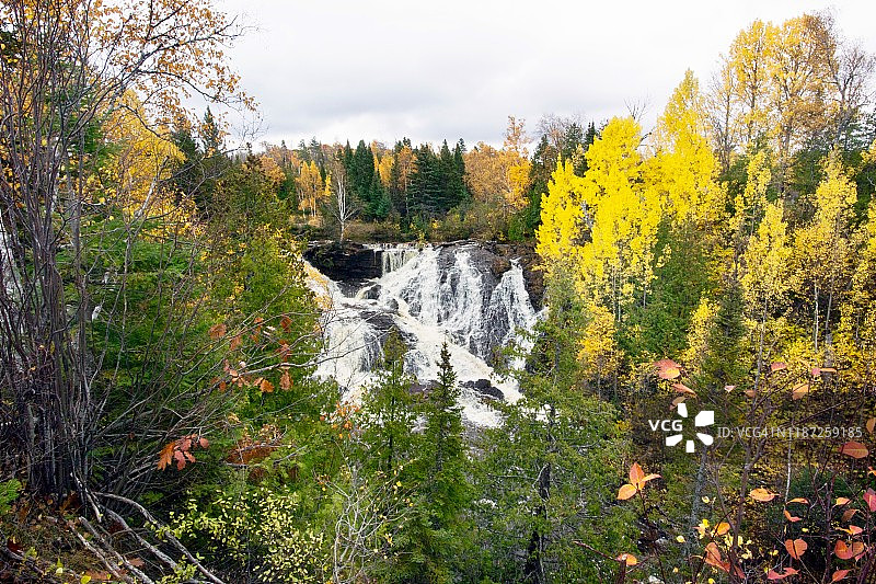 秋叶映衬下的老鹰河瀑布图片素材