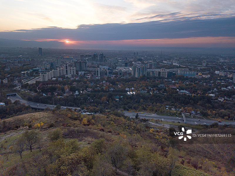 哈萨克斯坦阿拉木图市与科克托别山景观图片素材