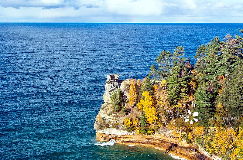 秋色中的矿工城堡，密歇根州画岩湖岸图片素材