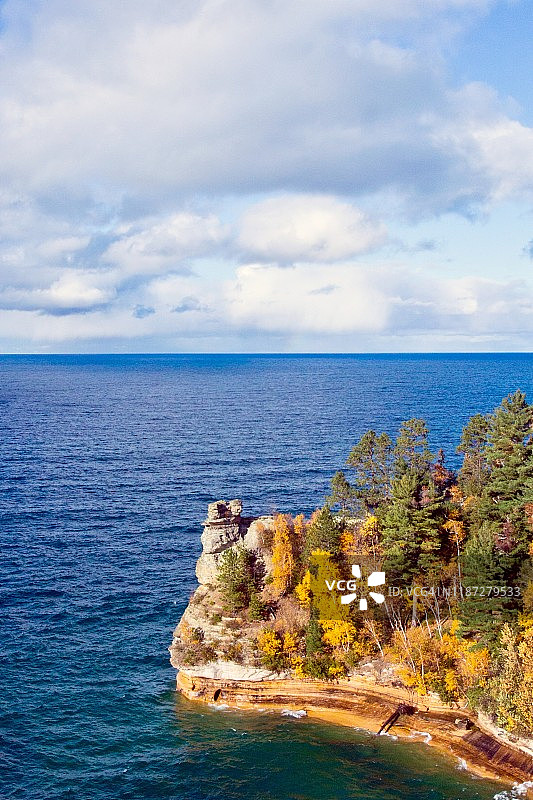 秋色中的矿工城堡，密歇根州画岩湖岸图片素材