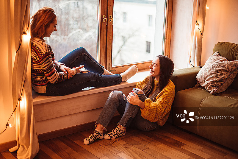 朋友们在家聊天图片素材