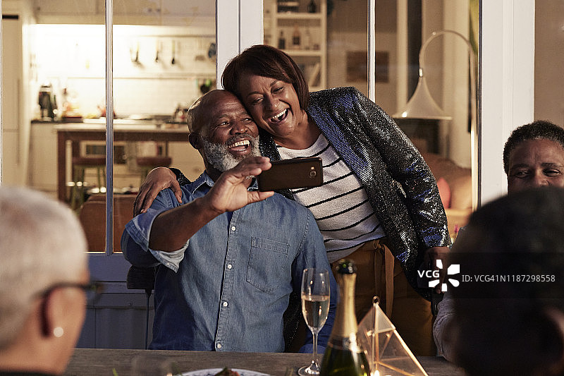 男人在聚会上与女人自拍图片素材