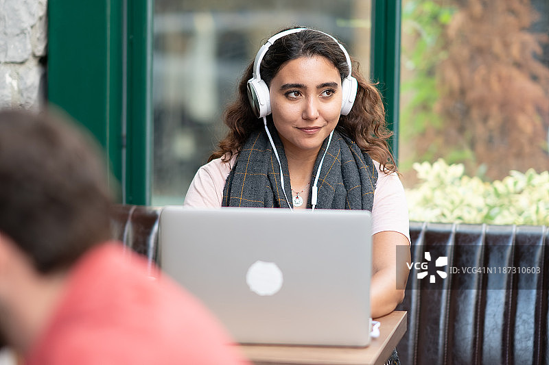 在咖啡店工作和学习图片素材