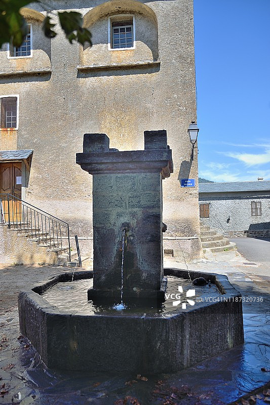 科西嘉岛，Quercitello，圣卡卢广场上的喷泉图片素材