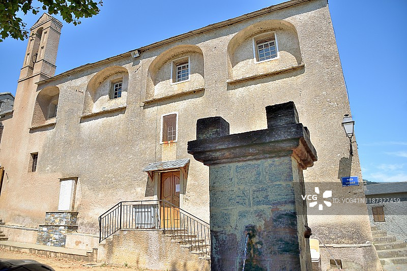 科西嘉岛，Quercitello，圣卡尔卢广场上的喷泉和圣查尔斯教堂图片素材