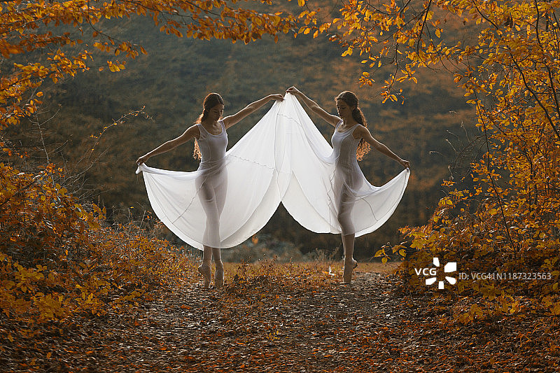 在土耳其泰基尔达户外公园跳舞的芭蕾舞姐妹图片素材