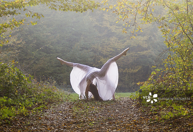 芭蕾舞女孩在土耳其泰基尔达自然公园伸展运动图片素材