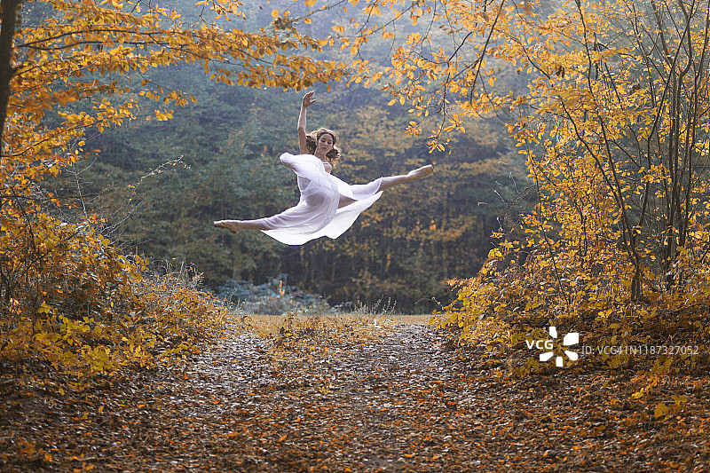 芭蕾舞女孩在土耳其泰基尔达自然公园伸展运动图片素材