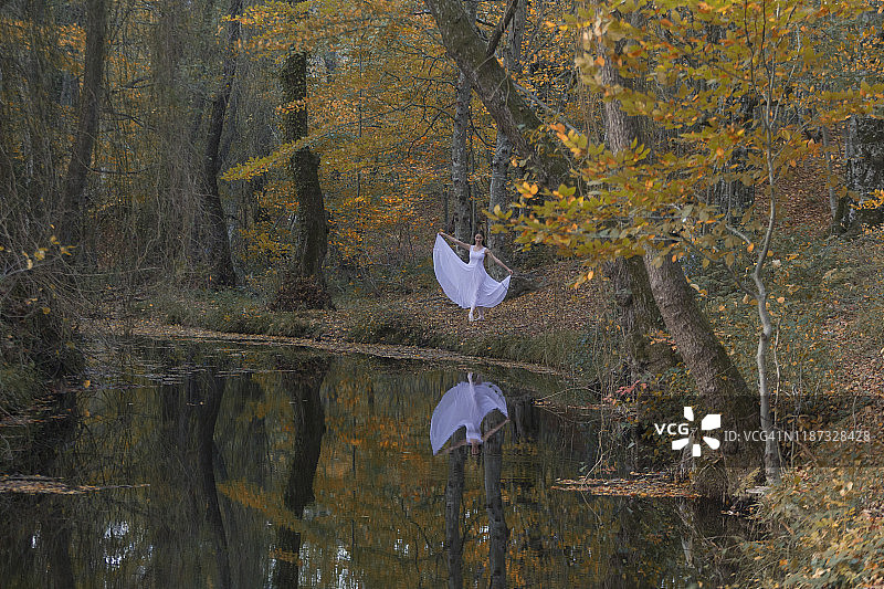 芭蕾舞女孩在土耳其泰基尔达自然公园伸展运动图片素材