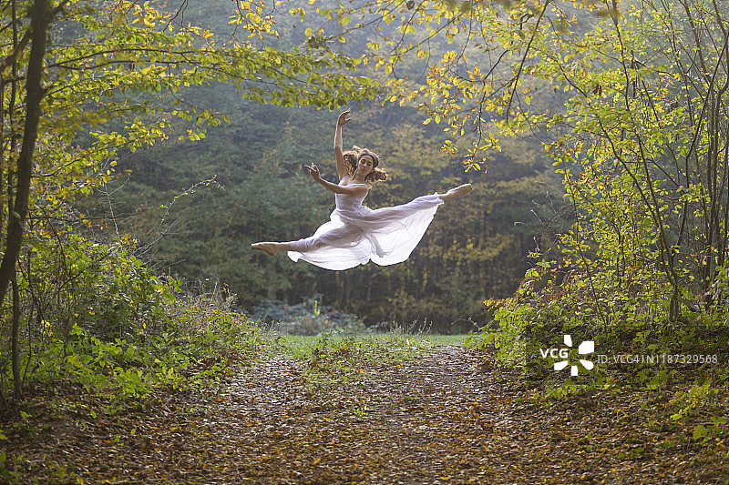 芭蕾舞女孩在土耳其泰基尔达自然公园伸展运动图片素材