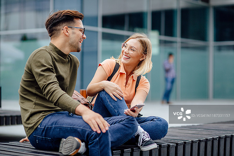两个学生在学习之余休息图片素材