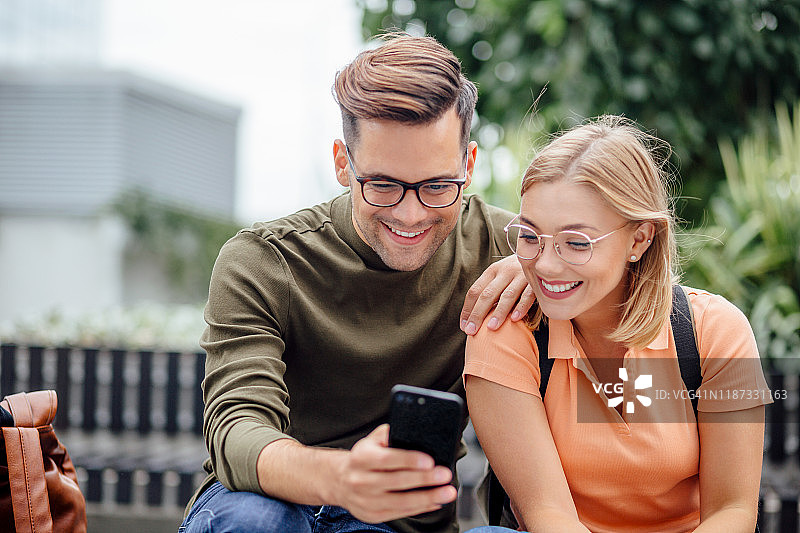 两个学生在学习之余休息图片素材