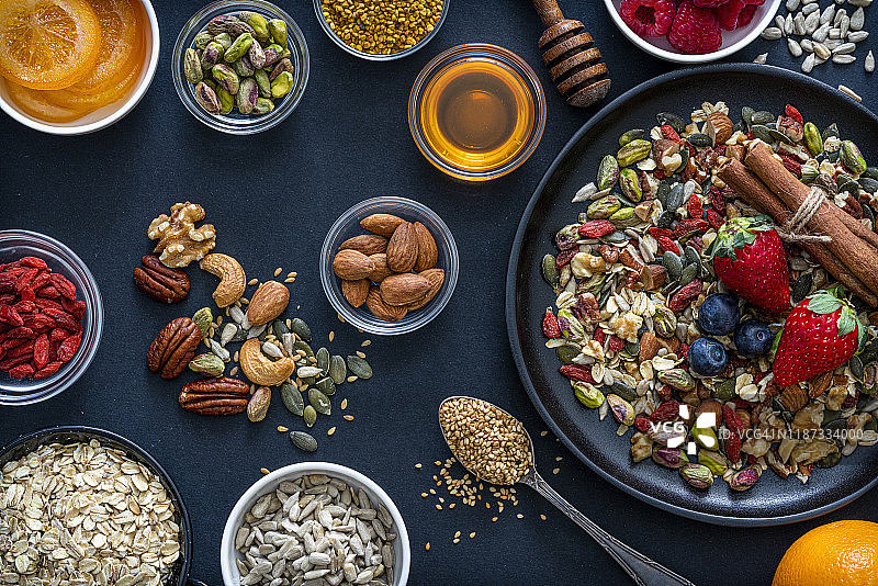 健康饮食：自制格兰诺拉麦片食材，顶视图图片素材