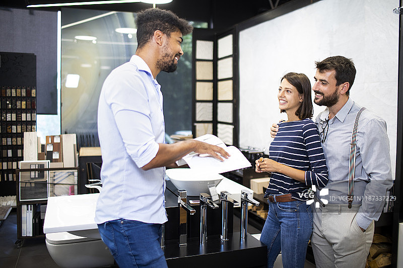 夫妻在洁具店咨询并讨论产品图片素材