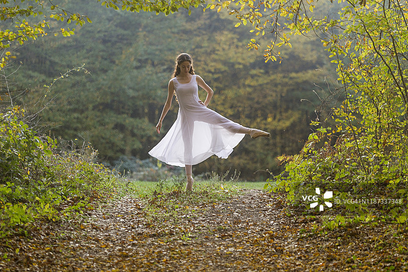 芭蕾舞女孩在土耳其泰基尔达自然公园伸展运动图片素材
