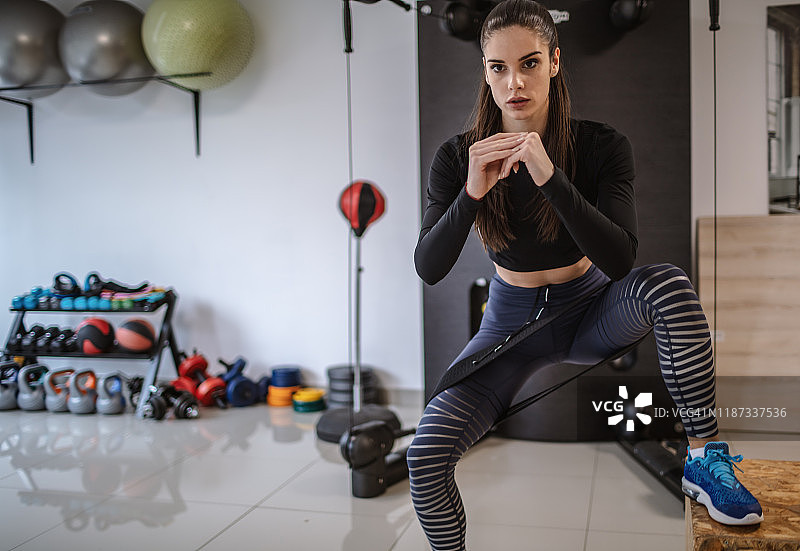 年轻女子在健身房锻炼图片素材