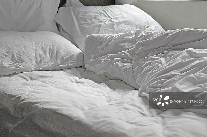 凌乱的床图片素材