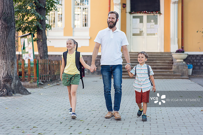 父亲接孩子放学图片素材