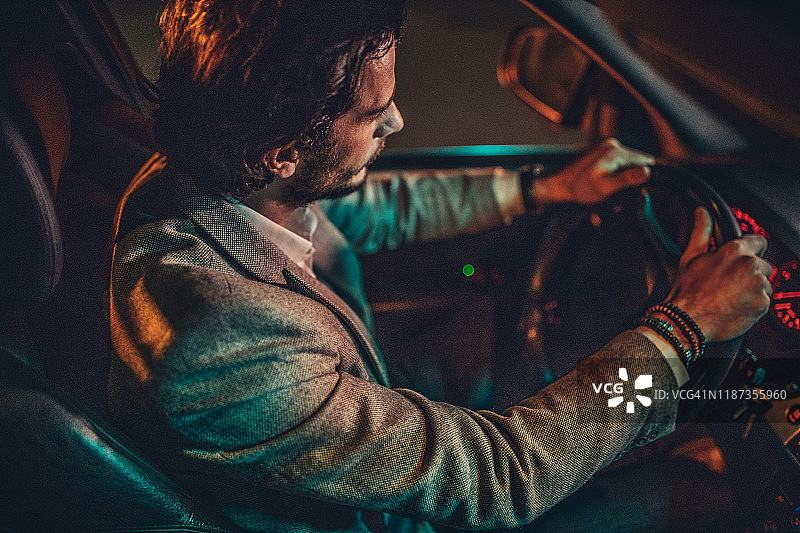 驾驶汽车的现代男士图片素材