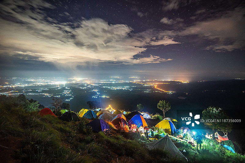 冬季帕尧府国家公园边缘的游客帐篷营地夜景图片素材