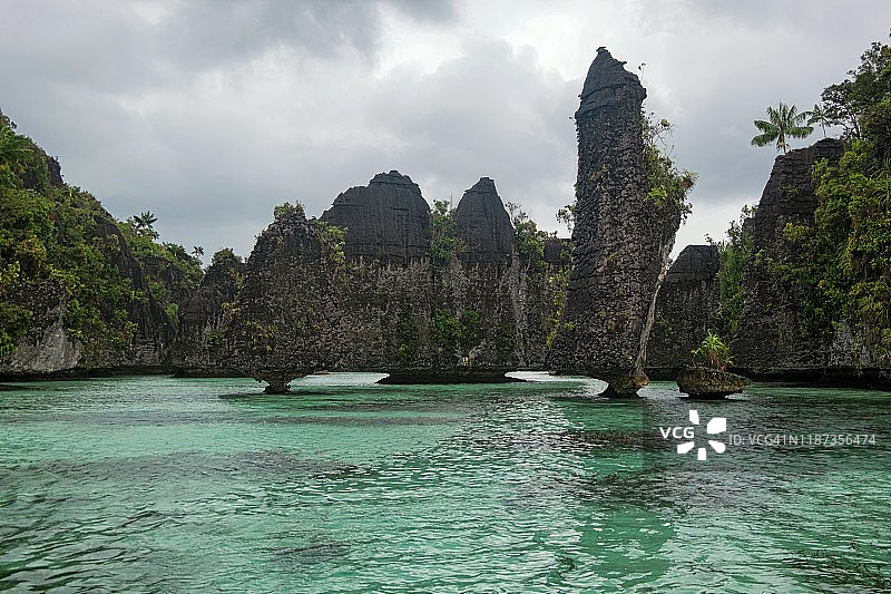 印尼巴布亚拉贾安帕群岛米苏尔的独特珊瑚/岩石图片素材