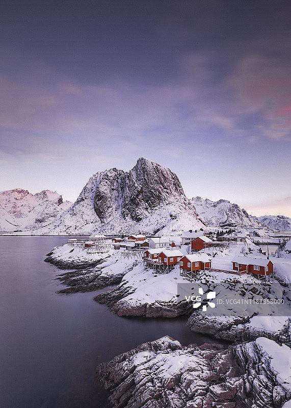 挪威壮丽山景中的红房子图片素材