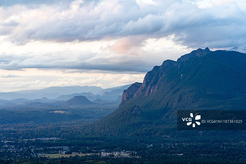 华盛顿锡山多云夏季日落和山脚下的小镇图片素材