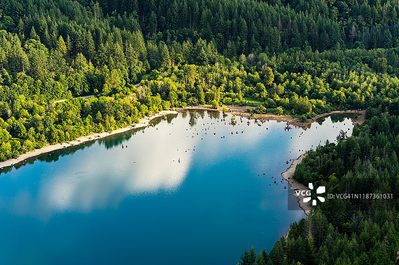 华盛顿山间湖泊的日落云彩倒影图片素材